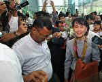 2012年6月13日缅甸仰光，缅甸反对派领导人昂山素姬在仰光国际机场离境前被媒体代表包围着。(AFP PHOTO/Ye Aung Thu)