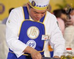 今年是第五度參加全世界中國菜廚技大賽台灣廚師李鴻榮，此為2011年參賽畫面。（攝影: 吳柏樺 / 大紀元）