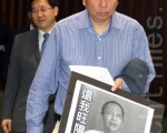 传闻7月1日胡锦涛将赴港主持回归15周年庆典及为新一届港官就职监誓，为李旺阳申冤的港民均明言，计划趁胡锦涛访港，要求中共当局“交出杀人凶手”，支联会主席李卓人更扬言狙击胡锦涛，“去到哪追到哪”，誓要为李讨回真相。图为李卓人议员。（摄影：潘在殊／大纪元）