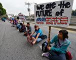 抗議嚴厲移民法的美國年輕移民(by Kevork Djansezian/Getty Images)