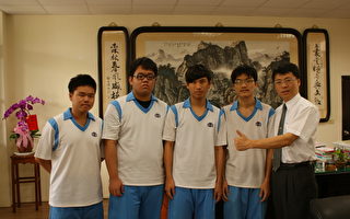 虎尾高中校长杨豪森（右一）与参赛学生合影。（虎尾高中提供）