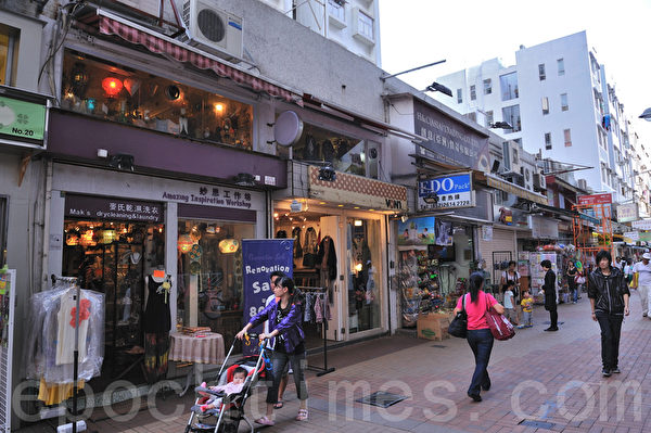 西贡市中心有一些特色的小店铺,图中右边的白色排楼就是万宜新村。(摄影:宋祥龙/大纪元) 西贡市中心有一些特色的小店铺,图中右边的白色排楼就是万宜新村。(摄影:宋祥龙/大纪元)