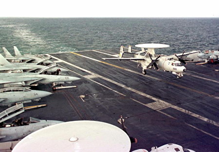 美國海軍的核動力「尼米茲號」（USS Nimitz carrier）上，停放多架「鷹眼」（Hawkeye）雷達偵查機。（RABIH MOGHRABI/AFP/Getty Images）