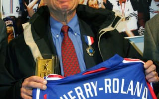 法国举国球迷共悼“足球百科”先生
