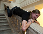 初進柏林州議會的海盜黨議員Martin Delius在議會大廈裡擺姿勢讓媒體照相。（JOHN MACDOUGALL/AFP/Getty Images）