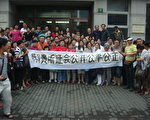 維權市民在黃浦區信訪打出橫幅聲援陳國貴（維權市民提供）
