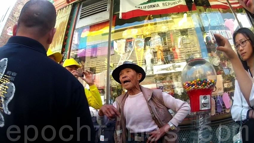 6月10日舊金山中國城發生中共幫兇毆打法輪功學員事件。圖為舊金山警察在現場調查,警方當場宣布圖中吳姓老漢被逮捕(無須管押候審),警方以蓄意攻擊他人(輕罪)立案起訴。(大紀元圖片)