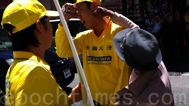 6月10日舊金山中國城發生中共幫兇毆打法輪功學員事件。圖為舊金山法輪功學員Derek Wang(身高1.8米,26歲)被吳姓老漢毆打,隨即此人被逮捕(無須管押候審),警方以蓄意攻擊他人(輕罪)立案起訴。(大紀元圖片)