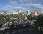 22日巴拉圭前總統魯戈遭國會彈劾，魯戈支持者聚集在國會外抗議。（PABLO PORCIUNCULA / AFP）