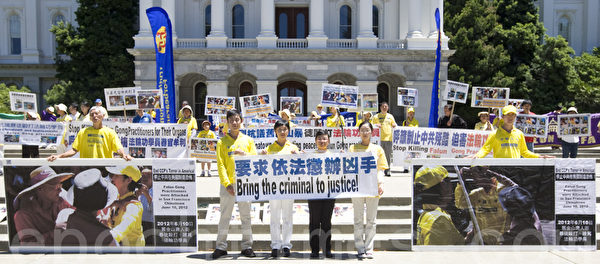 週三(6月27日)下午,近百名法輪功學員在加州首府召開新聞發佈會,圖為集會場面。(攝影:馬有志/大紀元) 週三(6月27日)下午,近百名法輪功學員在加州首府召開新聞發佈會,圖為集會場面。(攝影:馬有志/大紀元)