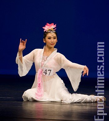 舞蹈藝術家任鳳舞,07年參加新唐人首屆全世界中國舞大賽,榮獲女子青年組冠軍,首次在世界舞台上展露其才華後,這些年在世界各地演出,深得觀眾的青睞和推崇。(攝影:戴兵)