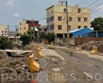 道路施工尘土扬 居民盼速完工