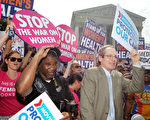2012年6月28日，在华盛顿特区美国最高法院外，奥巴马的支持者庆祝最高法院通过对健保法案的裁决。（by Alex Wong/Getty Images）