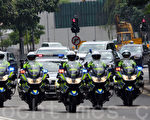 大批騎警及車輛護送胡錦濤車隊往酒店。（攝影：潘在殊／大紀元）