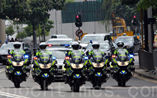 大批骑警及车辆护送胡锦涛车队往酒店。（摄影：潘在殊／大纪元）