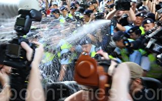 警察向示威者及记者喷胡椒粉，罪证确凿。(摄影：潘在殊／大纪元)