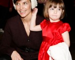 提出离婚的凯蒂‧霍尔姆斯（Katie Holmes）将亲身参与制作一部有关单亲妈妈的电影；图为凯蒂与女儿苏瑞的资料照。(Amy Sussman/Getty Images)