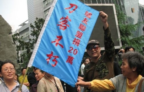 2008年10月13日，楊佳襲警案二審在上海市高等法院第五法庭開庭，上千民眾聚集在法院門前聲援楊佳，數百民眾群起高呼「打倒共產黨」。（大紀元資料圖片）