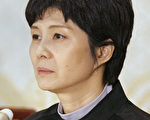 在1987年11月29日发生大韩航空KAL858航班爆炸事件之后，美方对策划该事件的金贤姬进行了调查，并确认金贤姬为北韩间谍。图为2009年3月，前北韩女间谍金贤姬在南韩的档案照。(Kim Kyung-Hoon / AFP)