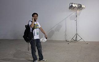 因提问六四问题而遭到香港警察扣留15分钟的《苹果》记者韩耀庭随即成为同行的被采访对象，事后他对整个事件感到心中难过。（AFP PHOTO / AARON TAM）