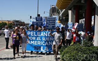 近万人游行制止沃尔玛破坏LA职场及经济