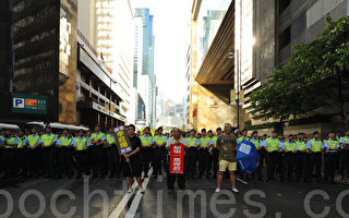 浩浩荡荡的警察与零星的示威者，形成强烈的对比。（摄影：孙青天／大纪元）