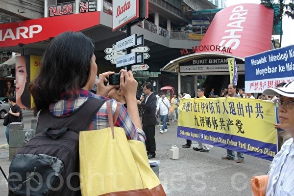 民众纷纷在声援三退活动现场拍照留念。(摄影:杨晓慧/大纪元) 民众纷纷在声援三退活动现场拍照留念。(摄影:杨晓慧/大纪元)