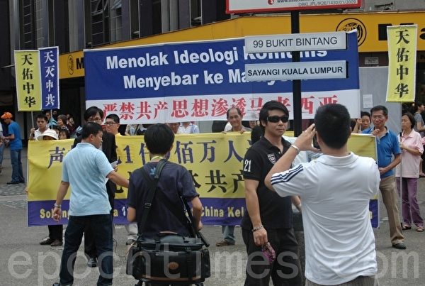 民众纷纷在声援三退活动现场拍照留念。(摄影:杨晓慧/大纪元) 民众纷纷在声援三退活动现场拍照留念。(摄影:杨晓慧/大纪元)