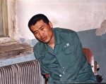 2002年4月1日的圖片顯示： 關押的房間內血跡斑斑，劉成軍已無力保持自然坐姿。（明慧網）