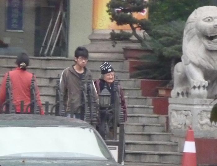 许郴生八十七岁的老母亲和儿子(图片来源:明慧网)