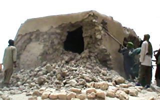 马利北部叛军上周末（1日）在廷巴克图（Timbuktu）大城附近区域，蓄意破坏古代穆斯林圣人的陵墓。（STR/AFP/GettyImages）