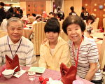 昔日受助童成为认养人 递麦片感念温情