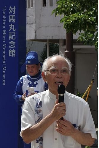 “对马丸纪念会”会长也特地致词,感谢天国乐团到此演出。(摄影:李贤珍/大纪元) “对马丸纪念会”会长也特地致词,感谢天国乐团到此演出。(摄影:李贤珍/大纪元)