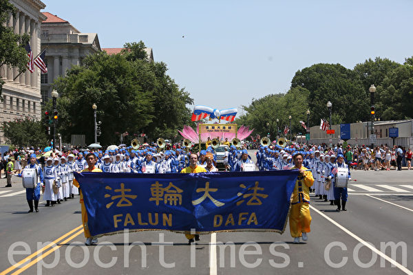 2012年7月4日，法輪功天國樂團在美國首府華盛頓DC參加美國國慶遊行。（攝影：李莎/大紀元） 