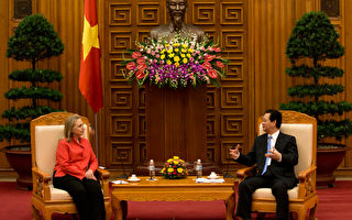 美國國務卿希拉里訪問越南 加強東盟關係