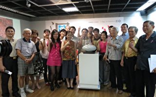 嘉义市政府文化局局长洪孟楷、历届美展首奖作者等20人在会场大合照。（摄影：李撷璎／大纪元）