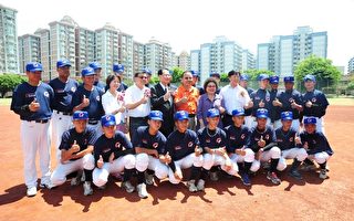 2012年IBAF世界青少棒錦標賽代表隊開訓，高雄市長陳菊（後排右5）12日特到場為選手加油打氣，勉勵中華小將為國爭光。（高雄市政府提供）