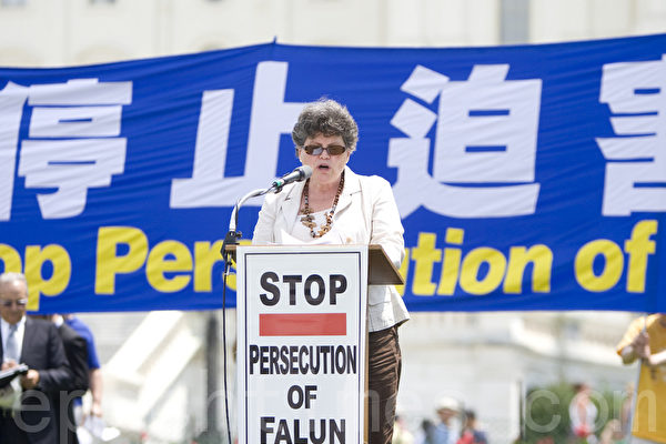 2012年7月12日，美国首都华盛顿美国国会前，法轮功学员举行集会，呼吁解体中共、停止迫害法轮功、声援1.2亿三退。Faith McDonnell在发言。（摄影：马有志/大纪元） 