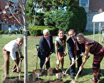 榮歸故里的2012美國小姐奧利維亞‧卡波(Olivia Culpo)在羅州克蘭斯頓市府前種樹﹐(左起)父親Peter Culpo、市議會主席Anthony Lupino、市長馮偉傑和母親Susan Culpo一起動土。(攝影﹕唐月/大紀元)