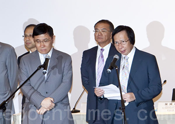 新地聯席主席郭炳聯(前排左)和新地聯席主席郭炳江(前排右)主動開記招會見傳媒。(攝影:余鋼/大紀元) 新地聯席主席郭炳聯(前排左)和新地聯席主席郭炳江(前排右)主動開記招會見傳媒。(攝影:余鋼/大紀元)