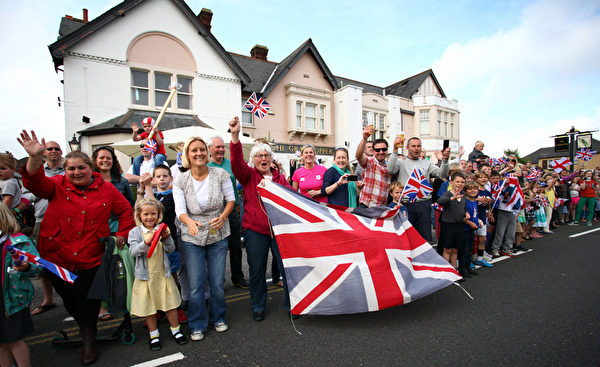 人群等待奥运火炬经过多塞特(Dorset)郡的普尔(Poole)。(图片来源:Getty Images) 人群等待奥运火炬经过多塞特(Dorset)郡的普尔(Poole)。(图片来源:Getty Images)