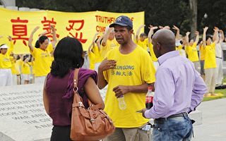 组图：法轮功平和善良 美国首都民众敬佩
