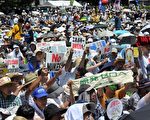 日本政府在6月宣布重启关西电力的大饭核电厂后，令反核民众相当不满，决定在16日举行“10万人反核大游行”，但参加者踊跃，据主办单位估计约有20万人涌入会场。（YOSHIKAZU TSUNO/AFP/GettyImages）