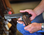 與造成不幸死亡命案同型的點45手槍。（Scott Olson/Getty Images）
