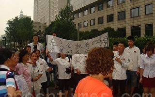 組圖:上海市政府2千人聚集 90後遊行抗議