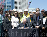 圖：7月18日下午，加州州長布朗在舊金山市區Howard街530號未來的北加州高鐵總站（Transbay Transit Center）施工地，簽署了SB 1029號法案，即加州高鐵籌資法案。（攝影：周鳳臨/大紀元）