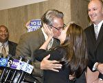 圖：7月20日上午，馬格林利與妻子洛佩茲在法庭外，面對眾多媒體聚焦，禁不住喜悅擁吻。（攝影：周鳳臨/大紀元）
