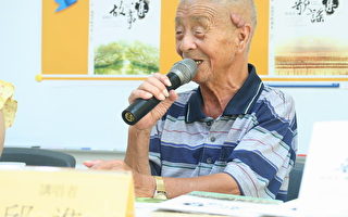 邱進已82歲，演唱歌聲高亢響亮，是位天生的歌謠演唱家。（攝影：賴友容／大紀元）