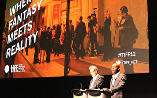 圖：7月24日，多倫多國際電影節在市中心舉行記者會。電影節首席執行官 Piers Handling（左）與藝術總監Cameron Bailey介紹即將公映的電影。（攝影：周月諦/大紀元）