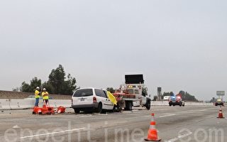 面包车撞修路车 1死2伤 高速堵塞6小时